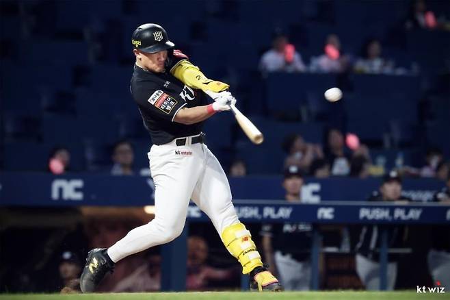 안현민이 규정 타석에 진입했다. 안현민은 순식간에 타격 단독 선두로 진입했다. 안현민이 타격을 하고 있다. kt wiz 제공