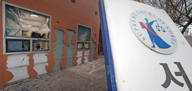 서울 마포구 서울서부지법 간판과 창문 등이 지난 1월19일 새벽 윤석열 전 대통령 지지자들에 의해 부서져 있다. 정용일 선임기자 yongil@hani.co.kr