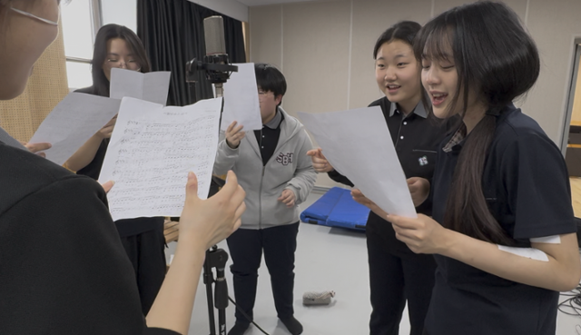 서울방송고 학생들이 서울 성동구의 학교 녹음실에서 새로 만든 교가를 함께 부르고 있다. 유대근 기자