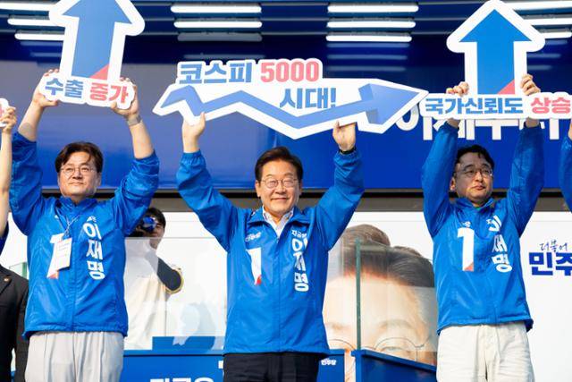 이재명 대통령이 지난 대선 당시인 5월 서울 서초구 서울고속버스터미널 광장에서 열린 유세에서 '코스피 5000 시대' 피켓을 들고 있다. 연합뉴스