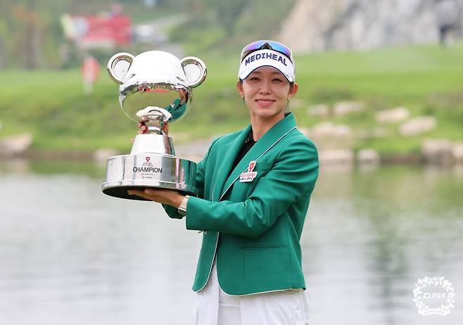 우승 트로피를 들고 활짝 웃는 배소현.&nbsp; &nbsp; 사진=KLPGA 제공&nbsp;