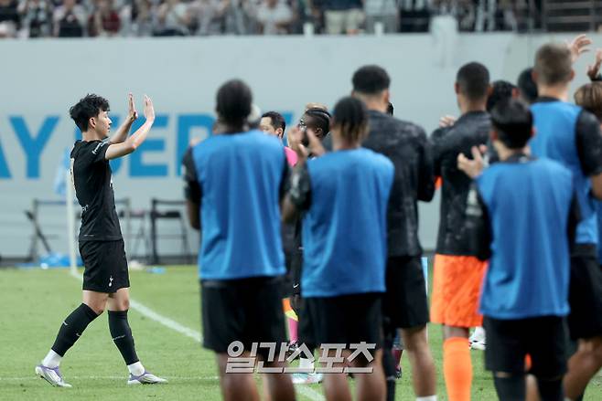 잉글랜드 프리미어리그 토트넘 홋스퍼와 뉴캐슬 유나이티드가 맞붙는 '2025 쿠팡플레이 시리즈' 두번째 경기가 3일 오후 서울 마포구 서울월드컵경기장에서 열렸다. 후반 교체되는 손흥민이 관중의 환호 속 인사를 하며 벤치로 향하고 있다. 상암=김민규 기자 mgkim1@edaily.co.kr /2025.08.03/