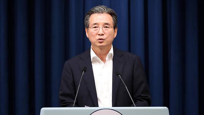 브리핑하는 김용범 정책실장