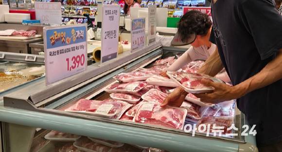 서울의 한 대형마트에서 소비자들이 삼겹살을 고르고 있다. [사진=아이뉴스24 DB]