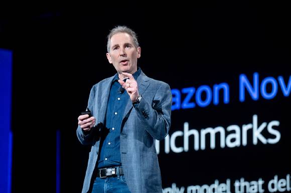 앤디 제시 아마존 CEO가 'AWS 리인벤트 2024' 키노트에서 자체 AI 모델 '노바' 시리즈를 공개하고 있다. [사진=AWS]