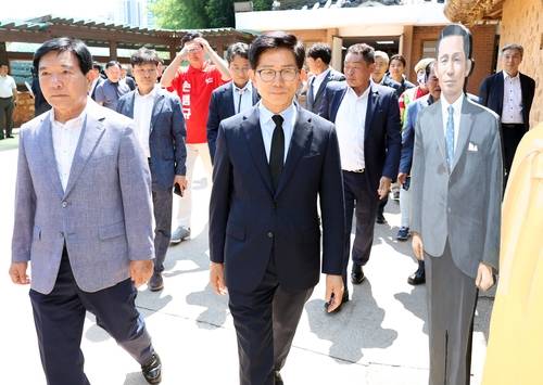 국민의힘 대표 선거에 출마한 김문수 전 고용노동부 장관이 1일 오후 경북 구미시 상모동 박정희 전 대통령 생가를 방문하고 있다.  [사진=연합뉴스]