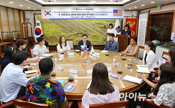 1일 경주시청 대외협력실에서 열린 '2025 한·미의회 청소년 교류사업' 접견 행사에서 송호준 경주시 부시장이 방한단과 환담을 나누고 있다.  [사진=경주시청]