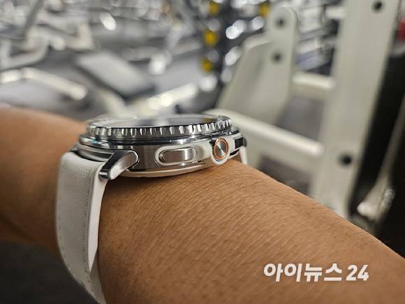 갤럭시워치8은 견고한 메탈 케이스에 돌출된 회전 베젤이 조작성을 높였다. [사진=설재윤 기자]