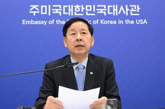 구윤철 경제부총리 겸 기획재정부 장관이 지난달 30일(현지시간) 미국 워싱턴DC 주미한국대사관에서 열린 '한-미 통상협의 결과브리핑'에서 발표문을 낭독하고 있다 [사진=연합뉴스]