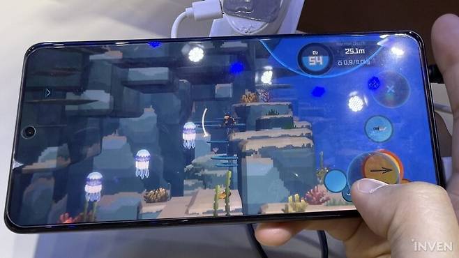 ▲ 작살 버튼을 누르면 가상 조이스틱이 뜨고 조준 각도를 조절할 수 있다