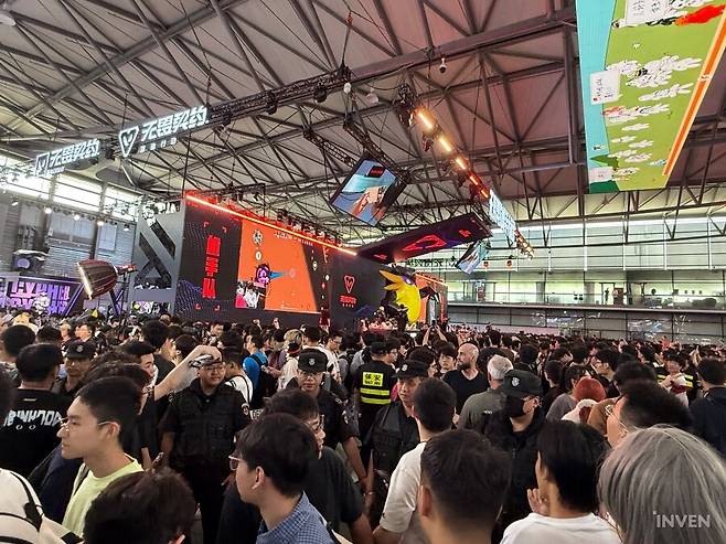 ▲ 첫날부터 사람들이 꽉꽉 들어찬 발로란트 부스, 조금만 늦어도 안전요원들이 못 들어오게 막았다