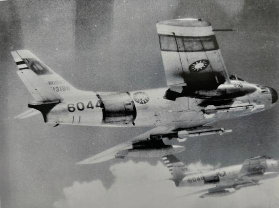 GAR-8(AIM-9B) 공대공 미사일을 장착한 대만 공군의 F-86F. 진먼도 공중전의 주역이었다. 대만 공군