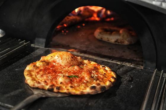 대구에서 문정선시를 이루던 피자 전문점 주토피아가 최근 서울에 매장을 열었다. 사진은 15세기 후반에 탄생해 현재 나폴리에서 재유행 중인 전통 방식의 수레바퀴 피자. 사진 김성현