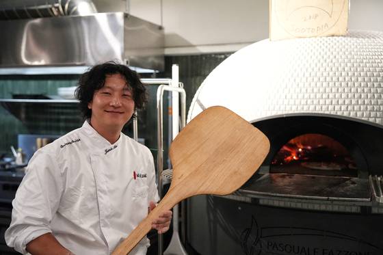 나폴리 피자 협회에서 인증을 받은 주토피아의 안주민 대표. 사진 김성현