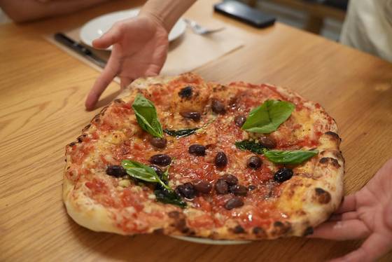 깔라마따 올리브를 올린 마리나라 피자 사진 김성현