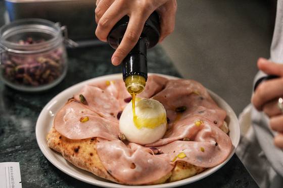 피스타치오가 함유된 이탈리아 전통 햄과 부팔라 치즈가 올라간 ‘모르타델라 에 삐스따끼오' 피자. 사진 김성현