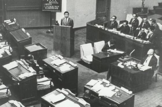 DJ는 1964년 6대 국회 회기 중 김준연 의원에 대한 구속동의안 통과를 막기 위해 5시간 19분 동안 ‘필리버스터’를 감행했다. 사진은 67년 7대 의원 시절 본회의장에서 질의하는 DJ의 모습. [중앙포토]