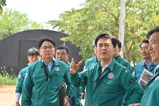 지난달 30일 김태흠 충남지사가 폭우 피해를 입은 예산을 찾아 복구 현황을 점검하고 있다. [사진 충남도]