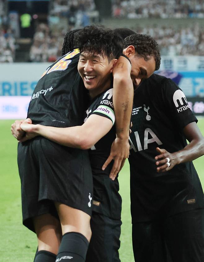 손흥민이 골을 넣은 존슨을 들어 올리고 있다. 우상조 기자