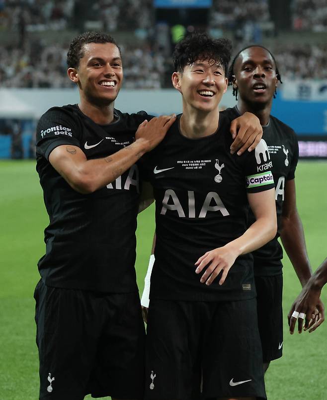 뉴캐슬전 선제골을 터뜨린 브레넌 존슨(왼쪽)과 어깨동무하고 기뻐하는 손흥민(가운데). 존슨은 토트넘 고별전을 치른 손흥민을 위해 그의 전매특허 '찰칵 세리머니'를 헌정했다. 우상조 기자