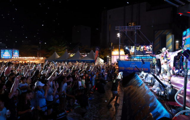 ▲ 지난 26일부터 태백 문화광장 및 황지연못 일원에서 개막된 ‘제10회 한강·낙동강 발원지 축제’와 지난 25일부터 태백산 당골광장 일원에서 시작된 ‘2025 태백 쿨 시네마 페스티벌’이 시민과 관광객들의 뜨거운 호응 속에 3일 마무리됐다. 발원지 축제 선선워터나잇 2일차 모습.