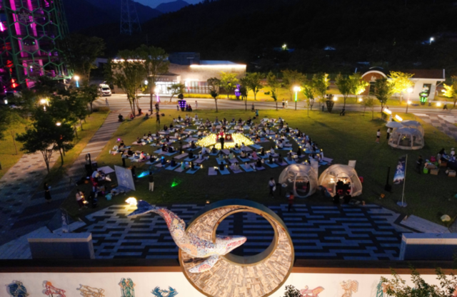 ▲ 지난 26일부터 태백 문화광장 및 황지연못 일원에서 개막된 ‘제10회 한강·낙동강 발원지 축제’와 지난 25일부터 태백산 당골광장 일원에서 시작된 ‘2025 태백 쿨 시네마 페스티벌’이 시민과 관광객들의 뜨거운 호응 속에 3일 마무리됐다. 오로라파크 별빛이 내리는 요가.