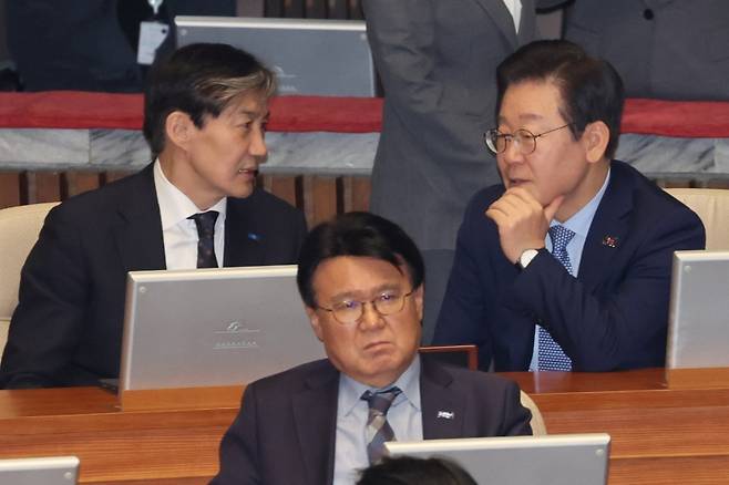 ▲ 조국 대표와 대화하는&nbsp;이재명&nbsp;대표 [연합뉴스]&nbsp;