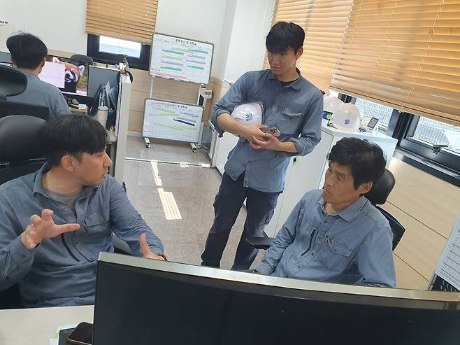 환경안전팀 직원들이 업무 회의를 하고 있다. 천안=윤현주 기자