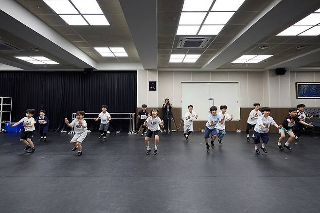 뮤지컬 '빌리 엘리어트'의 빌리, 마이클 역 후보 아이들이 지난달 31일 서울 양재동 신시컴퍼니 연습실에서 탭 댄스를 추고 있다./사진=신시컴퍼니