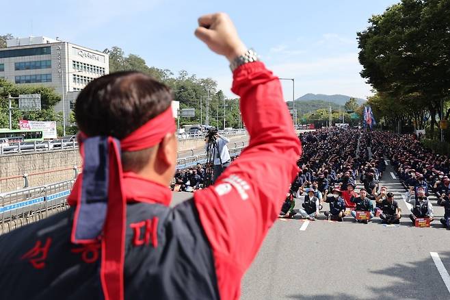 금속노조 현대제철 비정규직 4개 지회(당진·순천·순천단조·울산) 조합원들이 2022년 4월 서울 서초구 현대자동차 본사 앞에서 총파업 집회를 여는 모습. 사진=연합뉴스