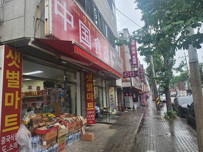 경기 시흥시 정왕동 거리(오른쪽)에는 중국어 간판을 내건 상가들이 빼곡히 들어서 있다. 이광식 기자