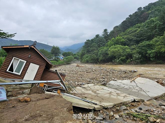 지난 7월 20일 새벽 경기도 가평군 조종면 마일1리에 시간당 100㎜가 넘는 극한 폭우가 내렸다. 폭우로 마을 주민 정매연씨가 운영하던 민박집 3채 중 2채가 떠내려가 바닥만 남았고, 남은 1채도 하천 쪽으로 기울어져 있다. 정매연씨 제공