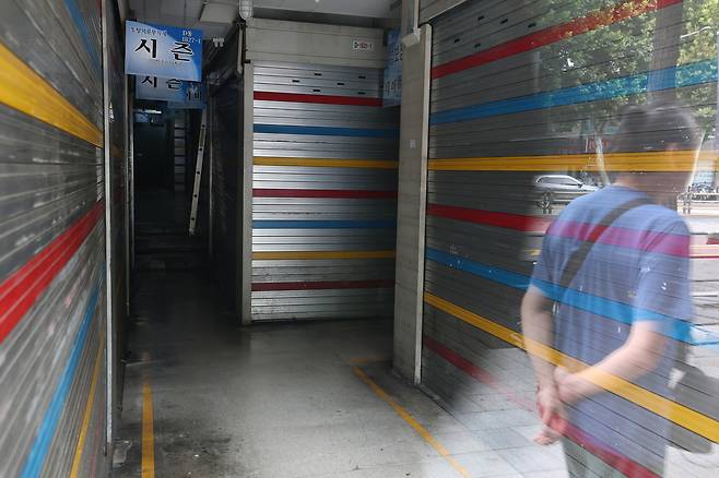 여름휴가 기간인 3일 서울 종로구 동대문종합시장 상가의 문이 닫혀있다. 정효진 기자