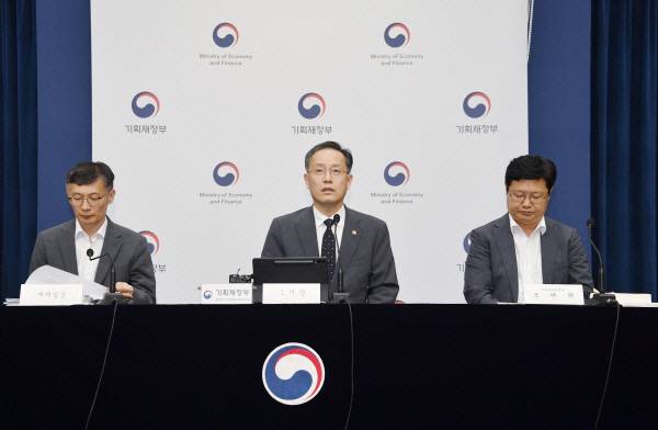 이형일(가운데) 기획재정부 1차관이 지난달 29일 정부세종청사에서 ‘2025년 세제개편안’ 관련 브리핑을 갖고 주요 내용을 발표하고 있다. 기재부 제공