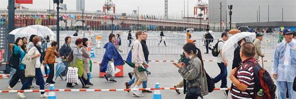 지난 6월 일본의 오사카시 유메시마 인공섬에서 열린 ‘2025 오사카 간사이 세계엑스포’ 를 관람하기 위해 사람들이 입장하고 있다.  백창훈 기자