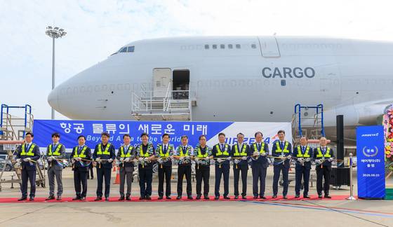 Attendees, including Air Zeta CEO Kim Kwan-sik, sixth from right, and private equity company Socius CEO Lee Byung-guk, fifth from left, take part in a ribbon-cutting ceremony on Aug. 1 at the cargo apron of Incheon International Airport to commemorate Air Zeta’s inaugural cargo flight to the Americas. Air Zeta is a newly established company formed through the merger of Air Incheon and Asiana Airlines’ cargo division. [AIR ZETA]