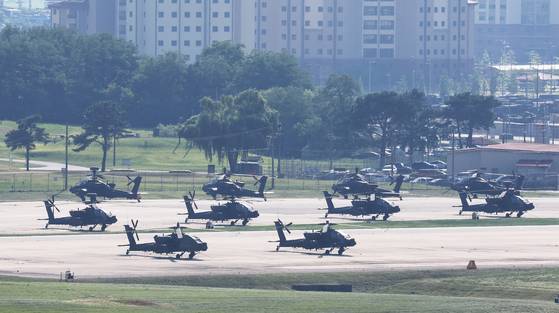 An Apache helicopter stands by at Camp Humphreys in Pyeongtaek, Gyeonggi, on July 9. [YONHAP]