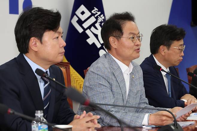 허영 더불어민주당 원내정책수석이 3일 서울 여의도 국회에서 열린 노조법 2·3조 개정 관련 기자간담회에서 발언하고 있다. (왼쪽부터) 김현정 원내대변인, 허영 원내정책수석, 이용우 원내부대표. 연합뉴스&nbsp; &nbsp;