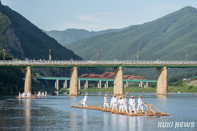 2일 강원 영월군 동강에서 열린 '동강뗏목축제'에서 뗏꾼들이 전통 뗏목 시연을 선보이고 있다. (사진=영월군)&nbsp;