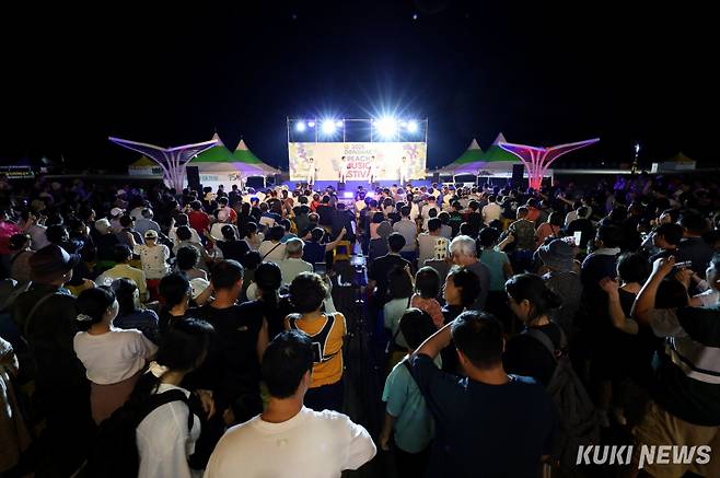 1일 강원 동해시 망상해변 특설무대에서 열린 '해변 뮤직페스티벌'에서 관객들이 공연을 즐기고 있다. (사진=동해시)