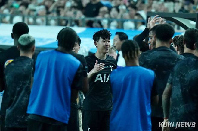 손흥민이 3일 오후 8시 서울월드컵경기장에서 열린 뉴캐슬과의 ‘2025 쿠팡플레이 시리즈’ 2경기에서 후반 19분 교체되며 토트넘 선수들과 인사하고 있다. 유희태 기자