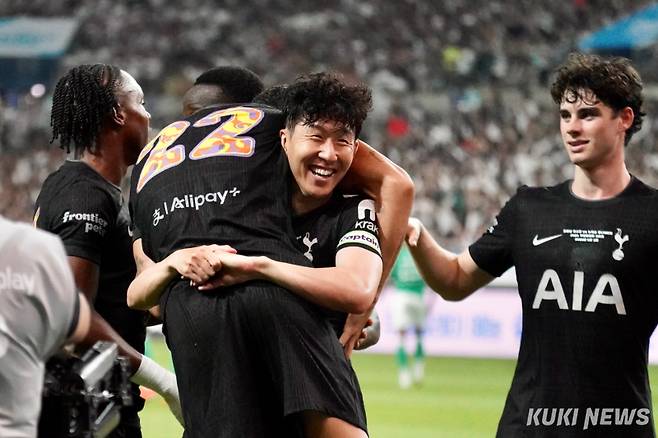 손흥민이 3일 오후 8시 서울월드컵경기장에서 열린 뉴캐슬과 ‘2025 쿠팡플레이 시리즈’ 2경기에서 브레넌 존슨의 골을 축하해주고 있다. 유희태 기자