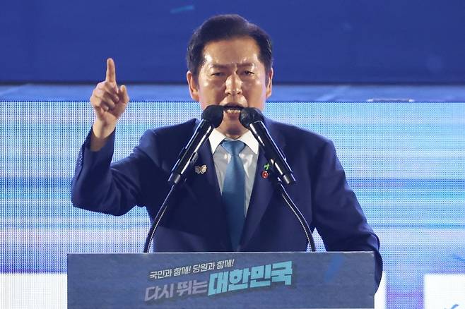 정청래 더불어민주당 신임 당대표가 2일 고양 킨텍스에서 열린 전국당원대회에서 당대표직 수락연설을 하고 있다. 연합뉴스