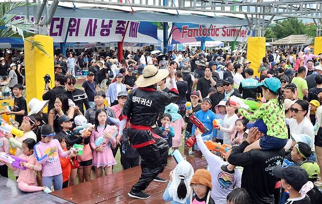 여름 휴가 절정인 3일 오후 강원 평창군 대화면 땀띠공원 일원에서 열린 '2025 평창더위사냥축제'를 찾은 방문객들이 워터워를 즐기고 있다.