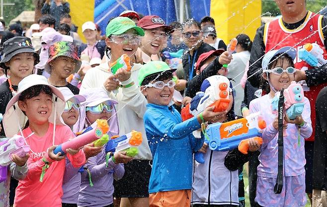 여름 휴가 절정인 3일 오후 강원 평창군 대화면 땀띠공원 일원에서 열린 '2025 평창더위사냥축제'를 찾은 방문객들이 워터워를 즐기고 있다.