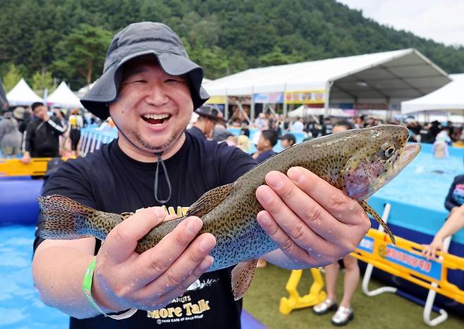 여름 휴가 절정인 3일 오후 강원 평창군 대화면 땀띠공원 일원에서 열린 '2025 평창더위사냥축제'를 찾은 시민들이 송어맨손잡기 체험을  즐기고 있다.