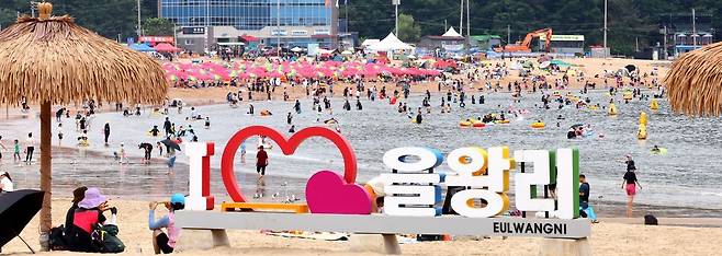 3일 인천 중구 을왕리해수욕장을 찾은 피서객들이 물놀이하며 더위를 식히고 있다. 연합뉴스