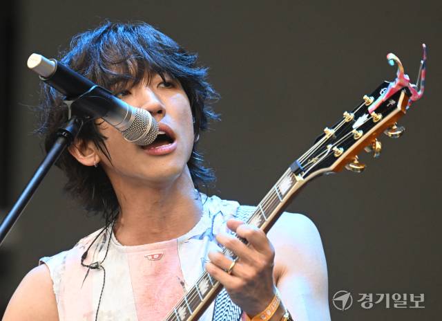 오후 5시20분께 메인무대에 오른 싱어송라이터 이승윤. 조주현기자