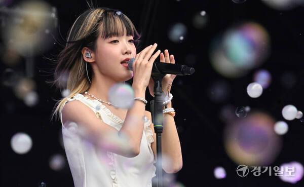 3일 인천 송도달빛축제공원에서 열린 '2025 인천펜타포트 락 페스티벌'에서 한로로가 열띤 공연을 펼치고 있다.