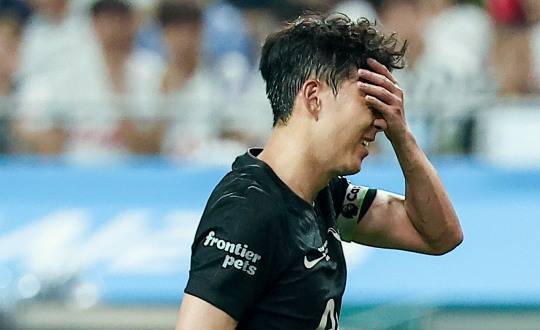 아쉬워하는 손흥민. 사진[연합뉴스]